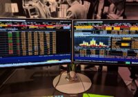Bloomberg Terminal - A photograph of a two-monitor computer display open to the Bloomberg Terminal, along with its custom keyboard, tags: la volatilità del - CC BY-SA
