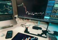 Perché alcuni investitori si stanno allontanando dai titoli popolari e stanno puntando sui fondi contrari